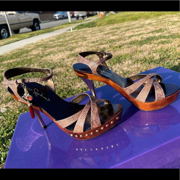 Report Signature Pepper, wood with metal studs and gold heels with charms! 🌶 - Picture 12 of 15